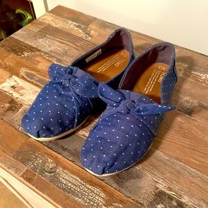 Blue polka dot TOMS classics. Size 7.5